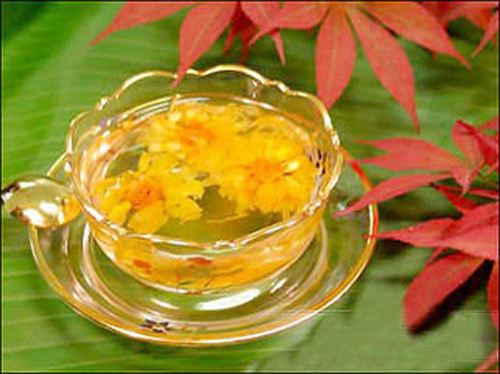  p>蜂蜜菊花茶是一种茶饮,主要由蜂蜜和菊花制成,适合肝火旺,便秘的人