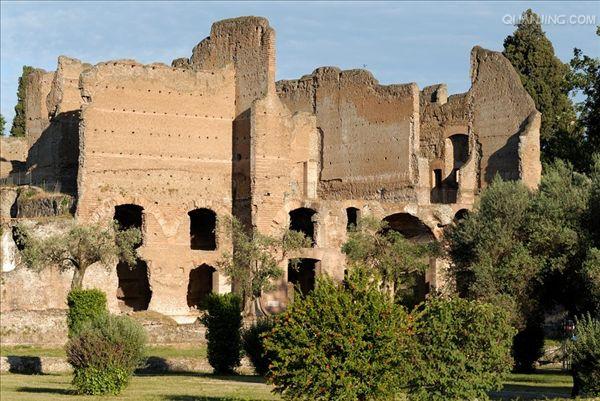  p>哈德良别墅位于 a target="_blank" href="/item/意大利/148336"