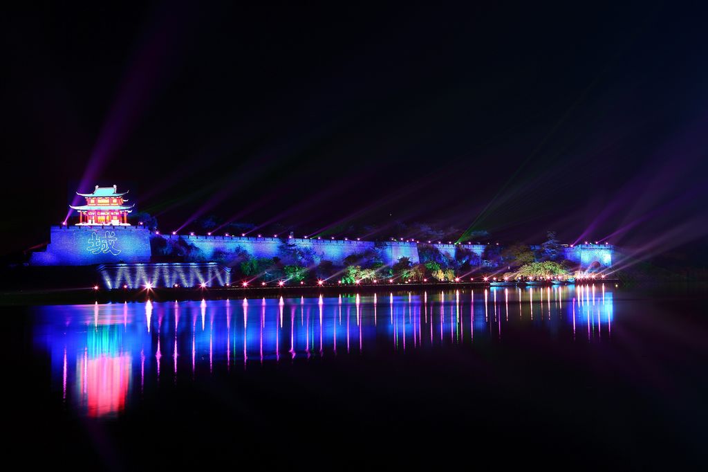  p>荆州城又称江陵城,是因此地在秦破郢后置江陵县,作为县城而得名.