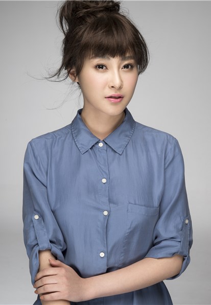 原名王妍,6月30日出生于甘肃省天水市,中国内地女演员,毕业于 a