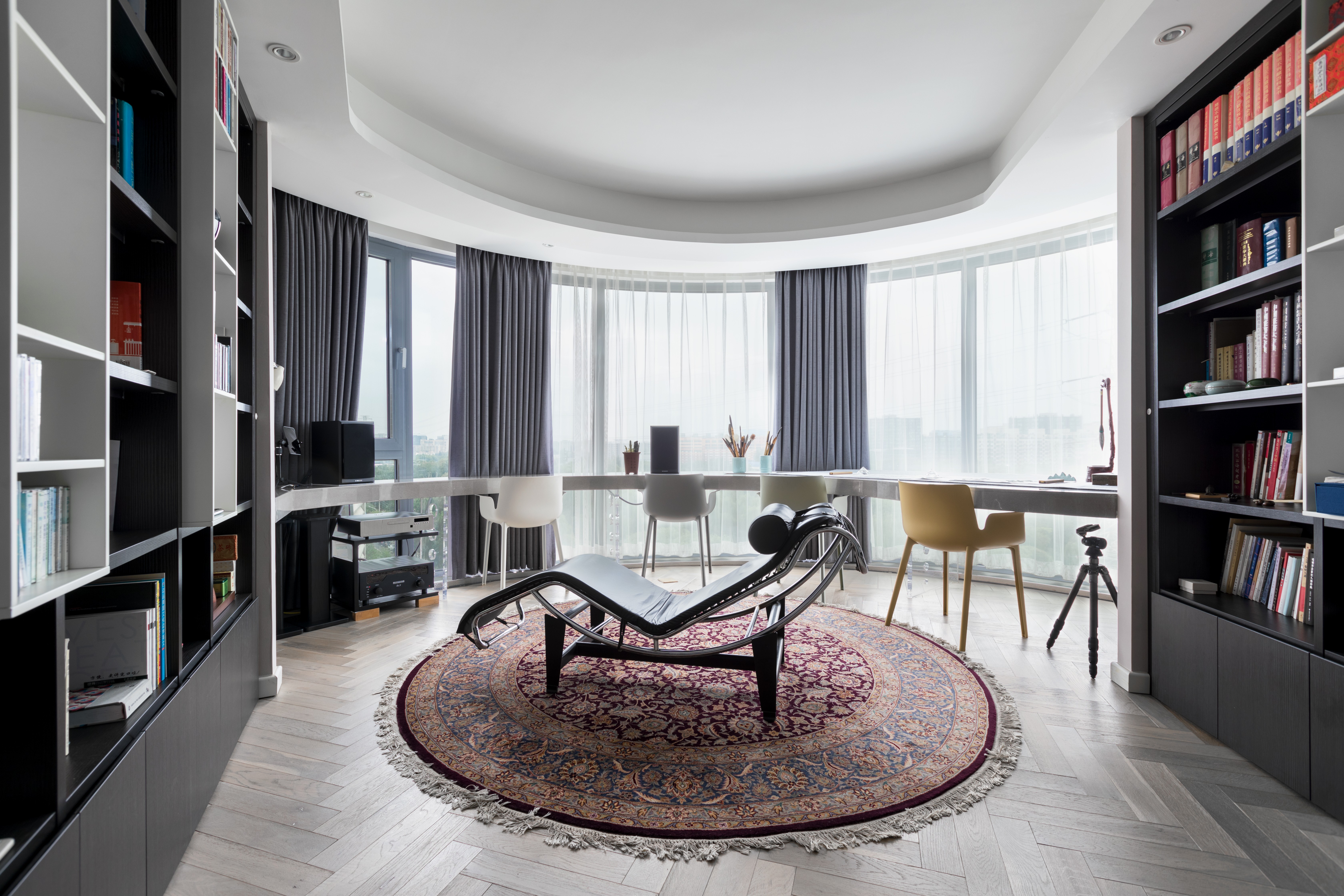 男,中国建筑文化研究会陈设艺术专业委员会特聘讲师,博洛尼设计总监