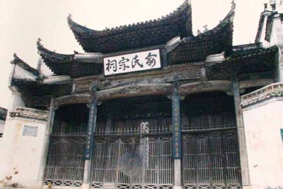  p data-id="gnvf8zs2t6">甯氏宗祠是一处家族祠堂建筑,属于宁氏家族