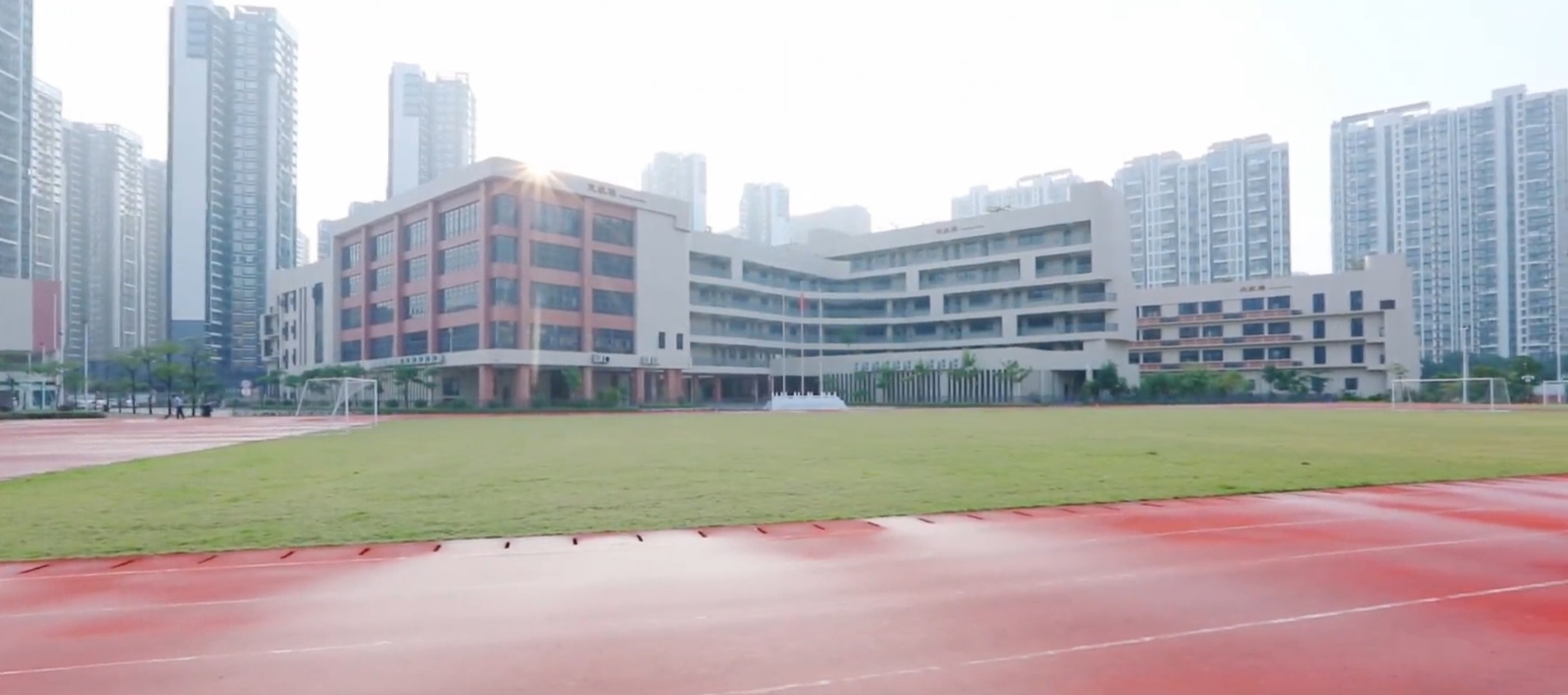  p>深圳市宝安区航城学校,开办于2016年9月,是一所 a target="_blank"