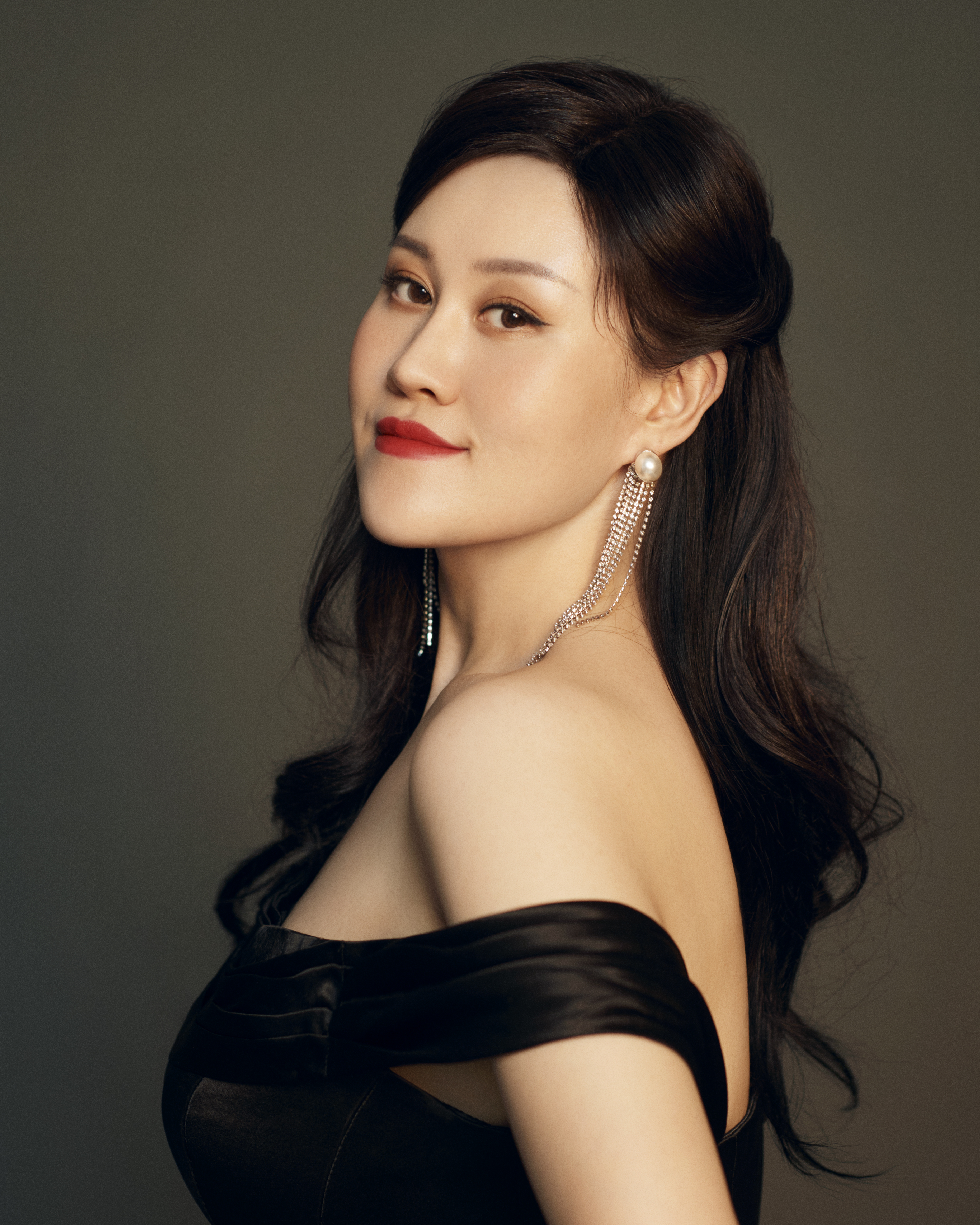 中国,女, 青年女高音 a target="_blank" href="/item/歌唱家/6461176