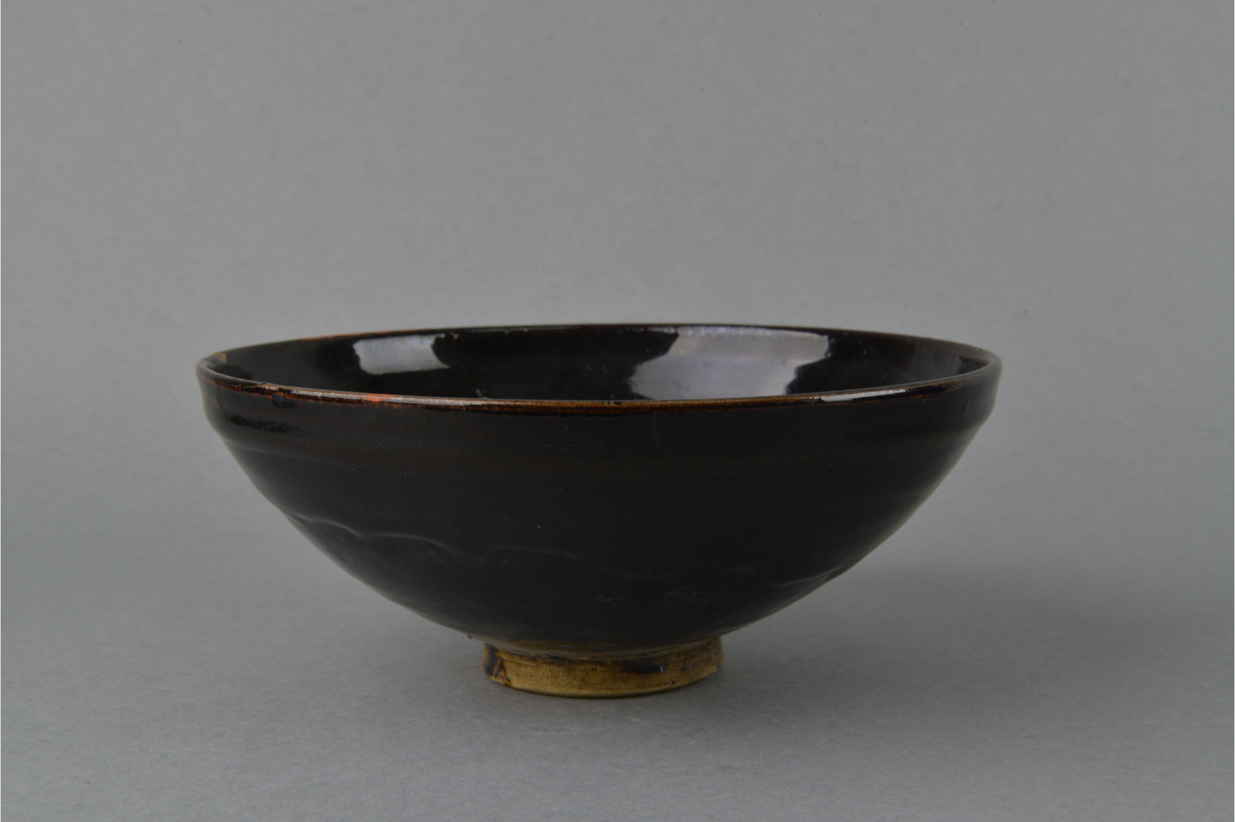  p>元黑釉碗是元代文物,现收藏于平凉市博物馆. /p>