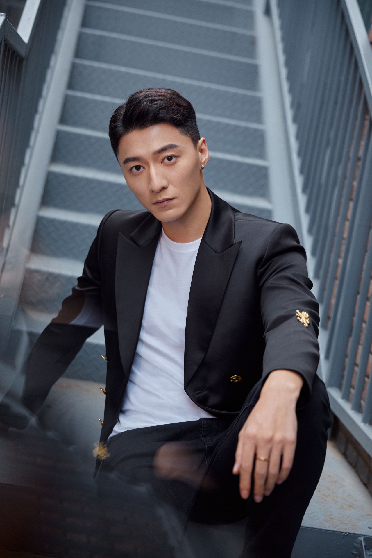 毕业于南京市歌舞团,中国内地男演员