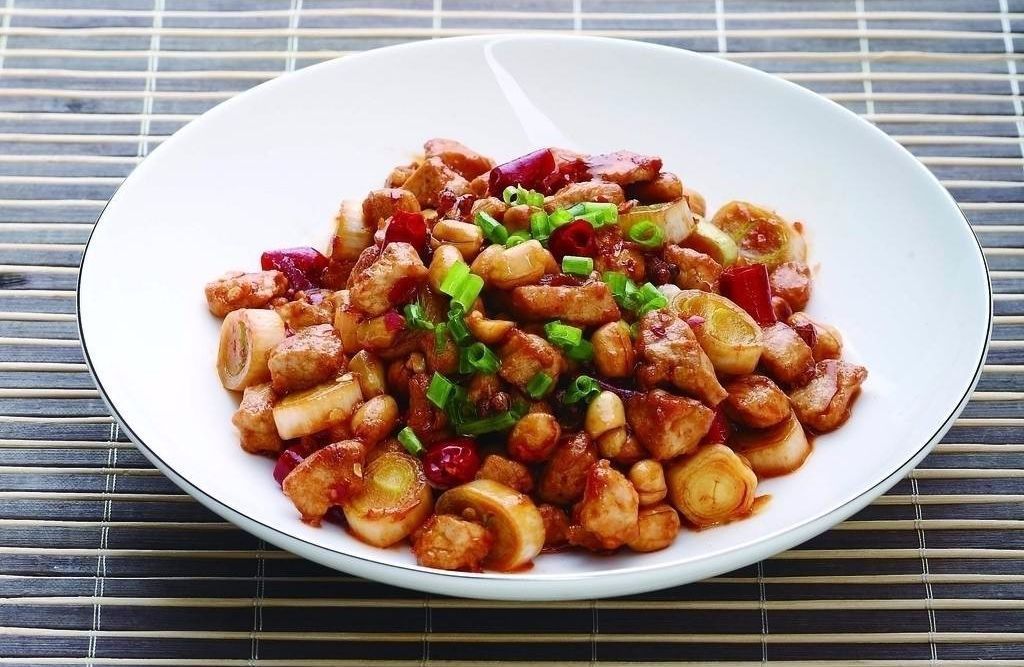  p>宫保鸡丁(kung pao chicken),是一道闻名中外的特色传统名菜,在 a