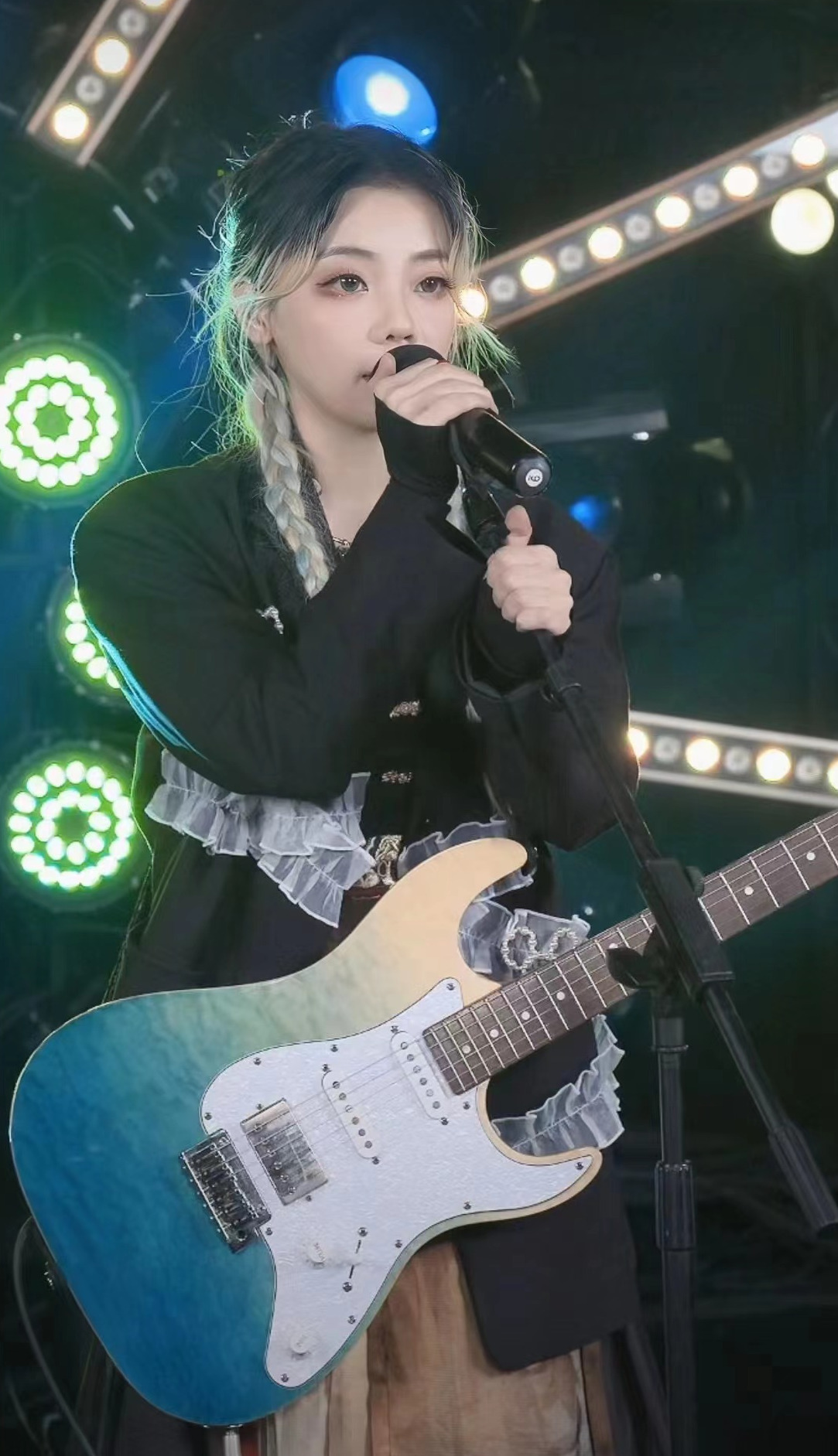  p data-id="gnbvkomscm">周典奥,出生于中国,中国内地女歌手,词曲