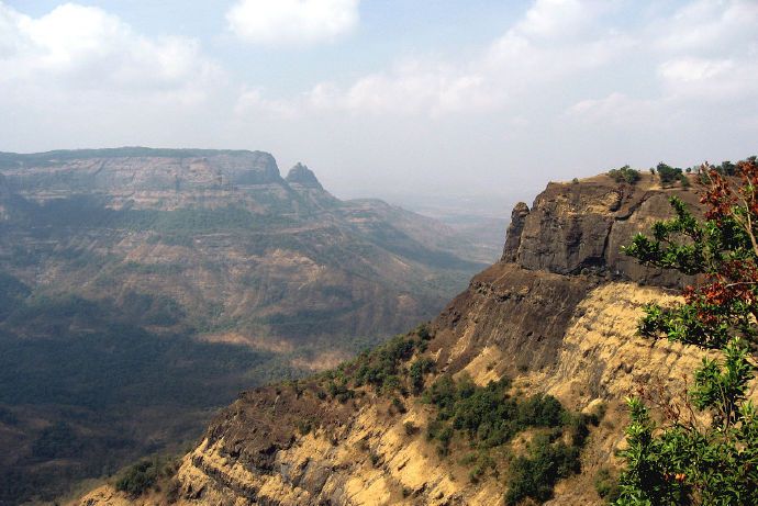 山脉西是印度南部的一座山脉,平均海拔约600公尺,位于德干高原的西部
