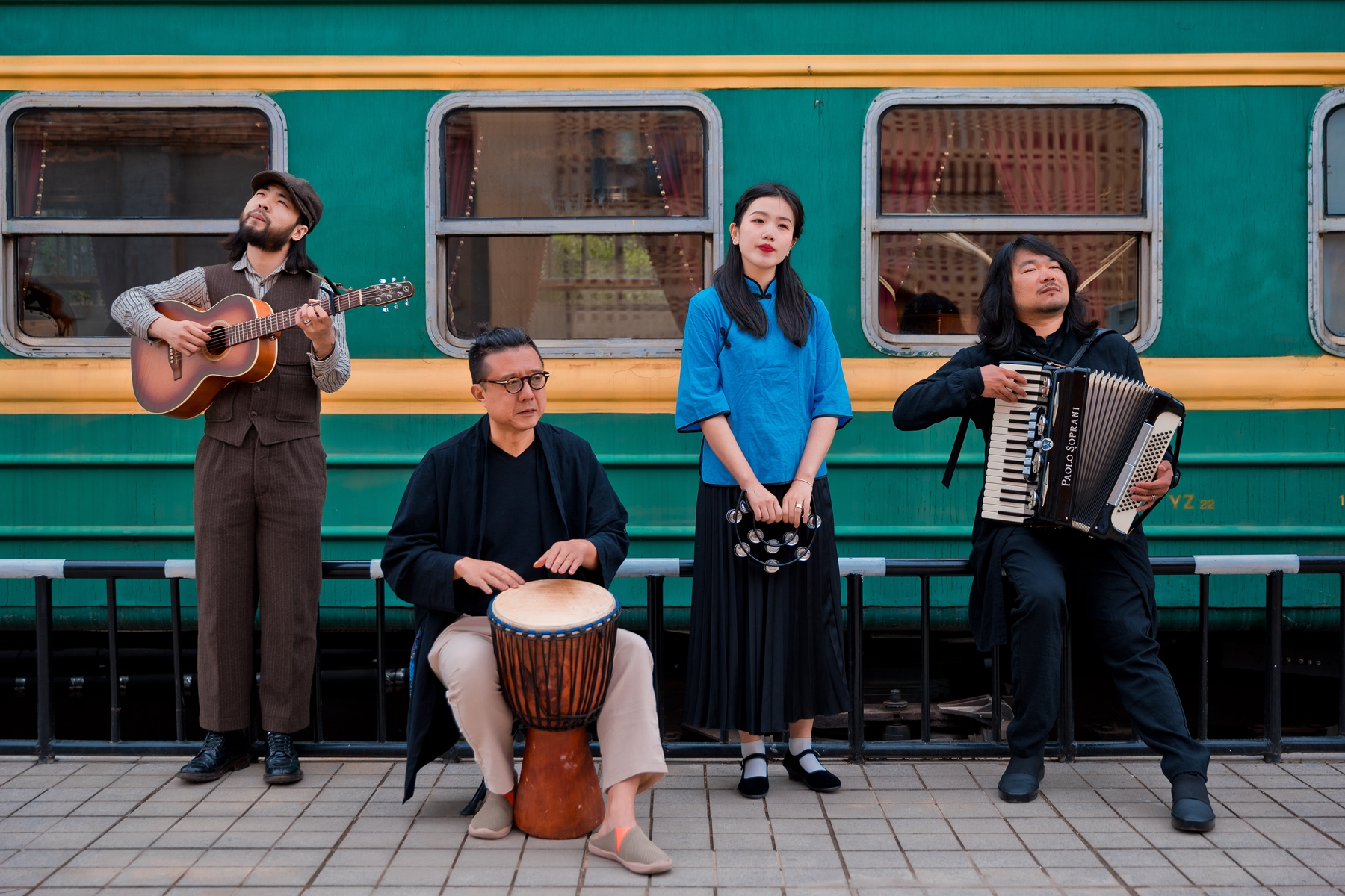  p>古城四月乐队,主要作品《长安圆舞曲》 /p>