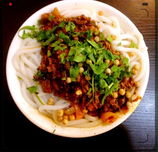 新疆鸡肉拌米粉