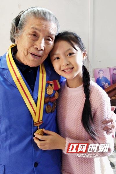 小戏骨林黛玉扮演者周漾玥慰问湖南百岁老红军_百科TA说