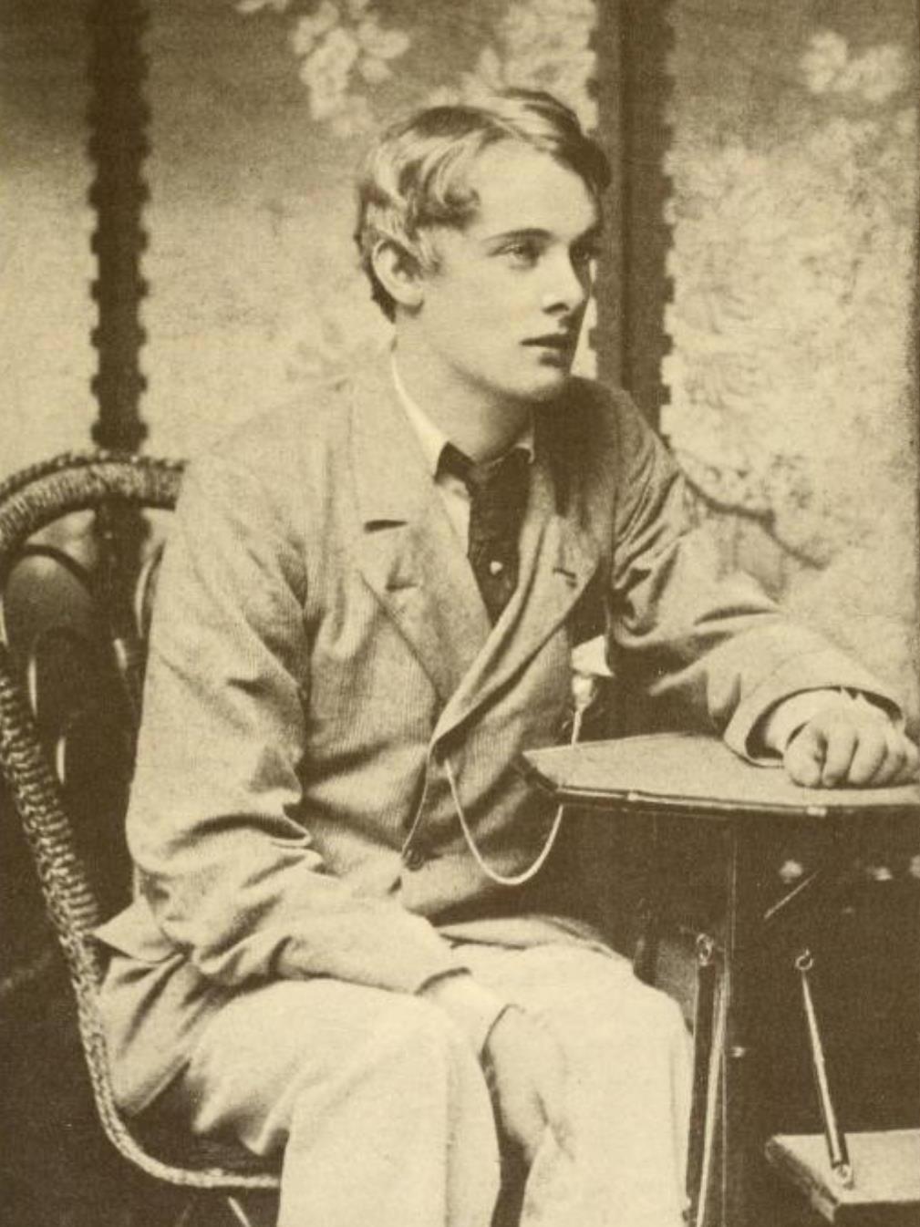 他为"波西"(bosie),出版过多部诗作,曾与英国文豪王尔德是一对恋人,在