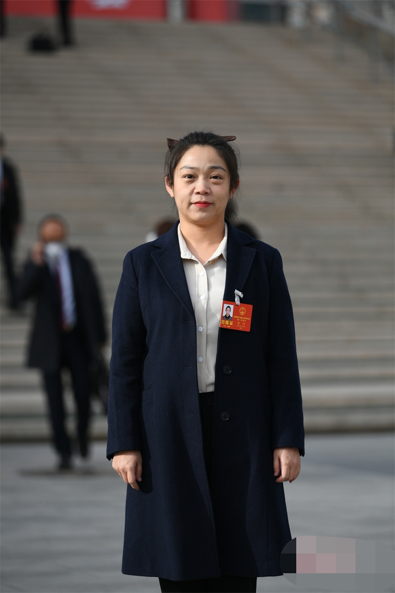 张玮,女,甘肃省人大代表,永靖中学教师