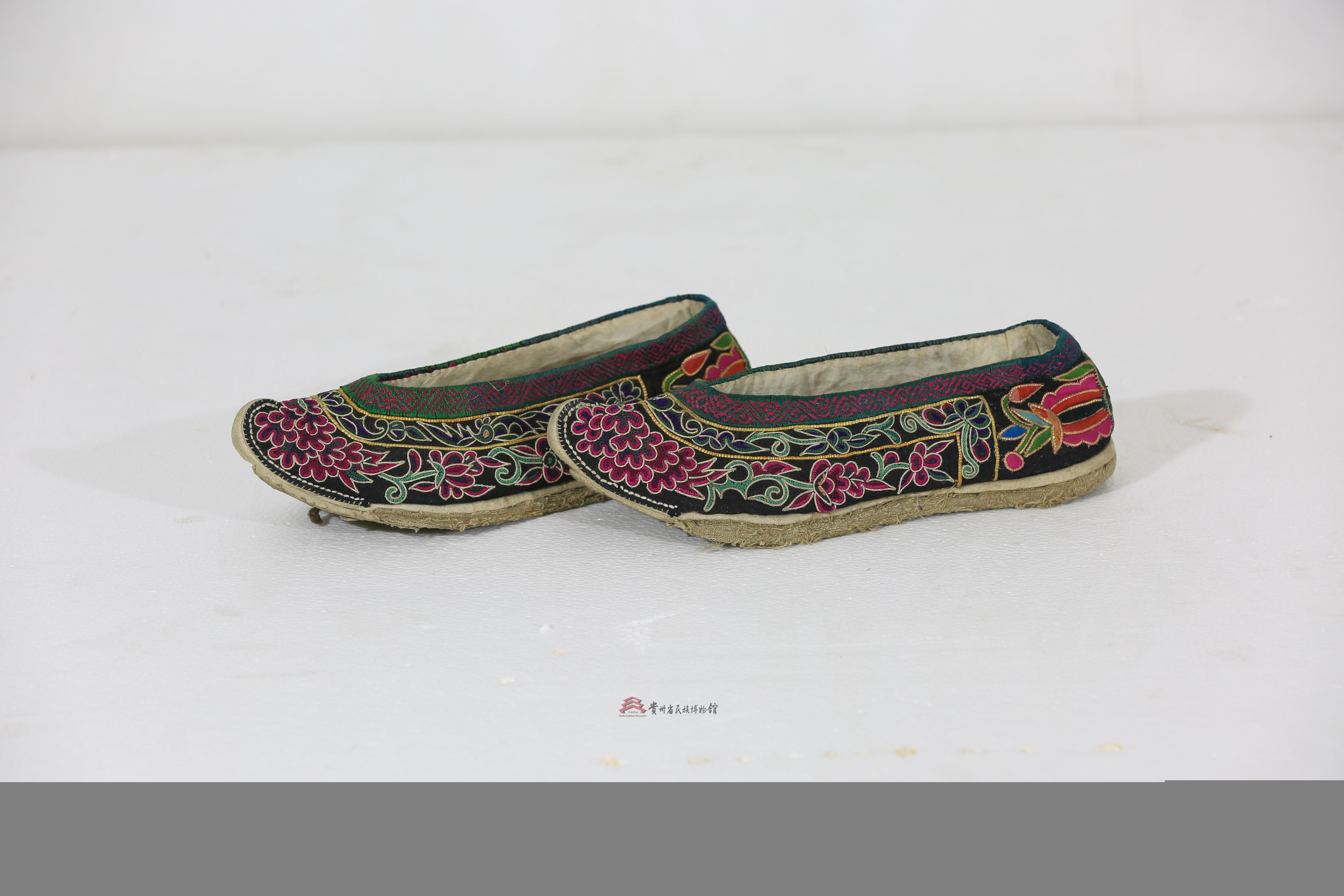 当代三都水族马尾绣打籽绣女鞋