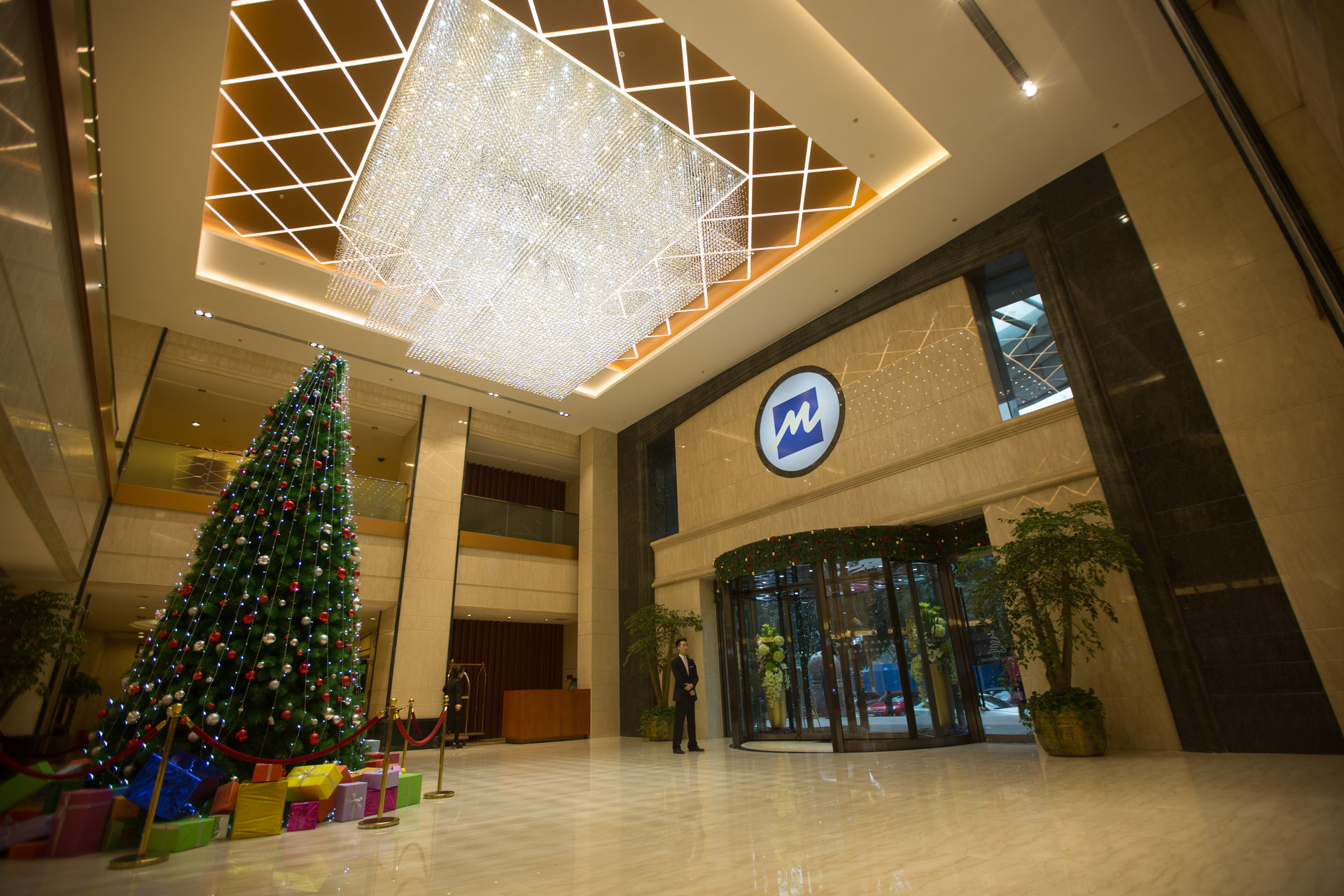  p>重庆丽苑大酒店是一家四星级涉外商务会议型酒店,2000年开业,坐落