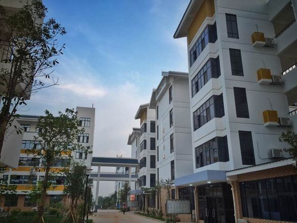 同时也是南宁市邕宁片区唯一的重点高中,旧校区(邕宁区蒲庙镇邕高巷3