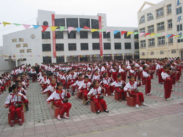 金湖",金湖东畔有一所以"金湖"而命名的小学——云南省个旧市金湖小学