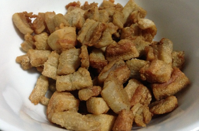  p>炸猪油是一道菜品,制作原料主要有猪油,盐等,口味鲜美,营养丰富.