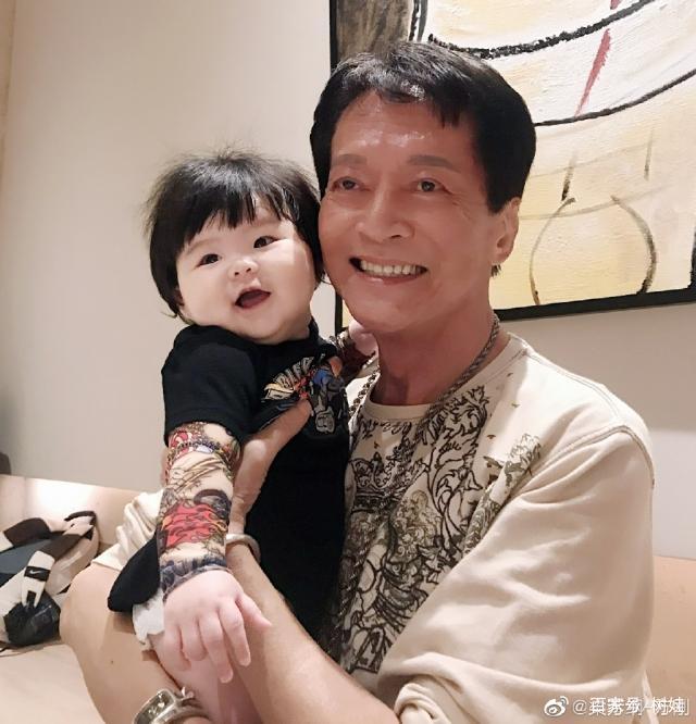 71岁香港老戏骨方刚息影后长居内地，单身多年突然公开荣升做爷爷_百科TA说