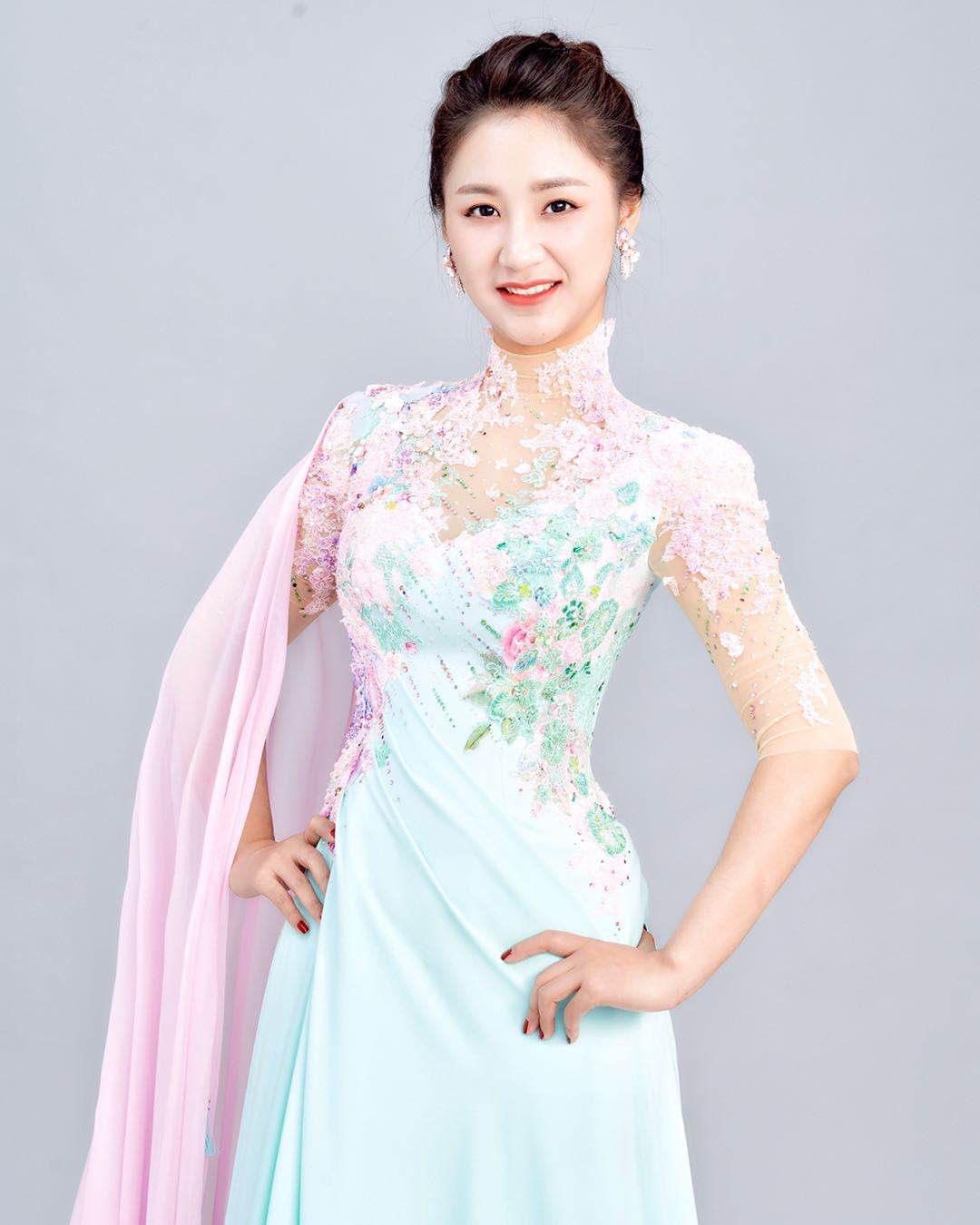 女,青年歌手,本科毕业于 a target="_blank" href="/item/四川音乐