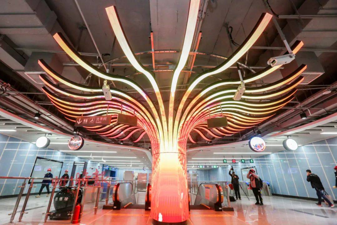  p data-id="sn7cax0s3fyx">火炬广场站位于中国江西省南昌市火炬大街