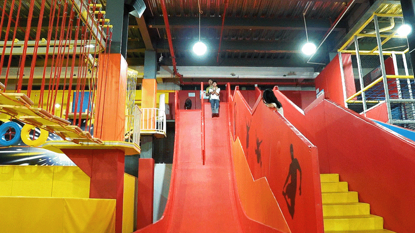  p>动力澎湃蹦床运动嘉年华乐园位于广东省广州市番禺区钟屏岔路锦博