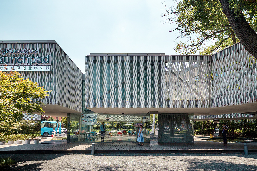  p>华鑫中心位于上海市徐汇漕河泾,由华鑫置业房地产开发有限公司建成