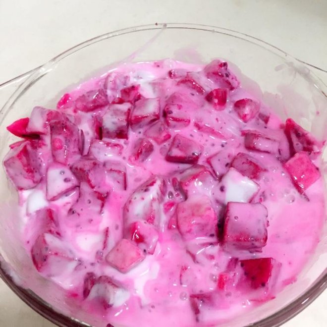 火龙果拌酸奶
