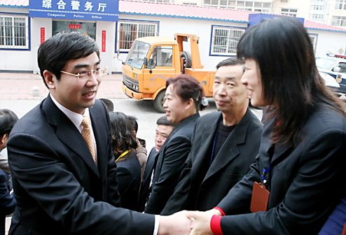 <p>市南区委副书记、区长万建忠到香港中路街道视察指导工作
