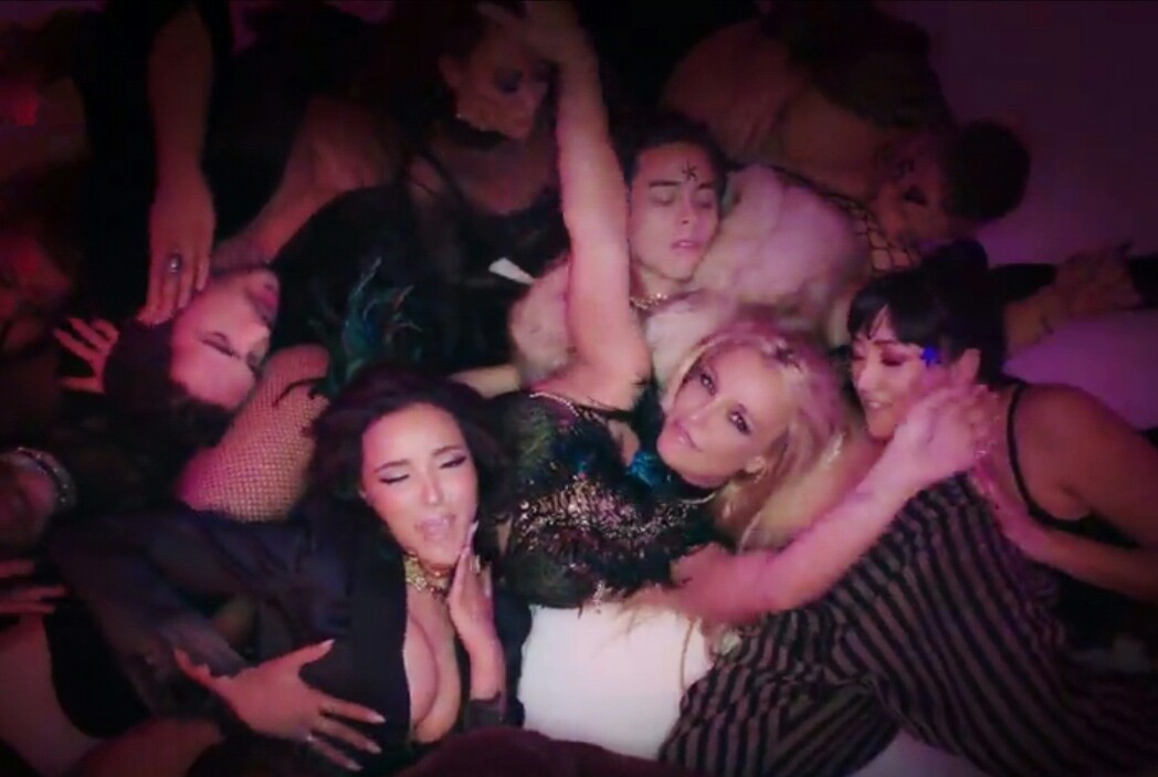 《slumber party》是美国歌手 a target="_blank" href="/item/布兰妮