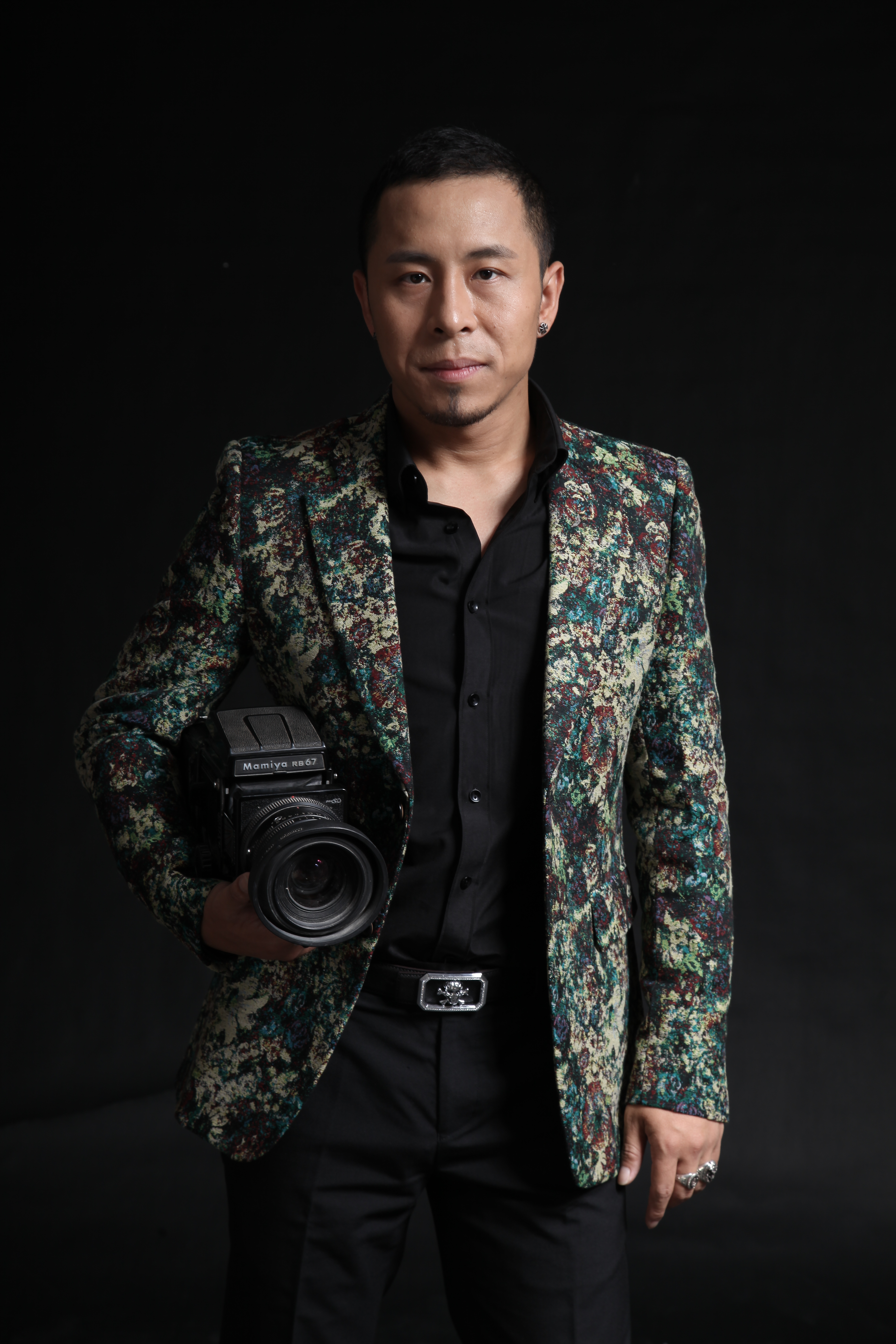  p data-id="gnwlzz2gr9">杨震,内地男歌手,辽宁抚顺人,出生于1983年2