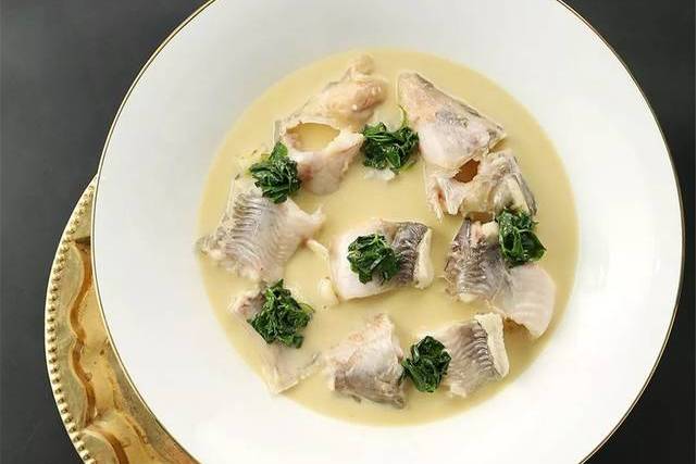  p>之江鲈鱼羹是一道以鲈鱼肉,西湖莼菜为主要材料的美食. /p>