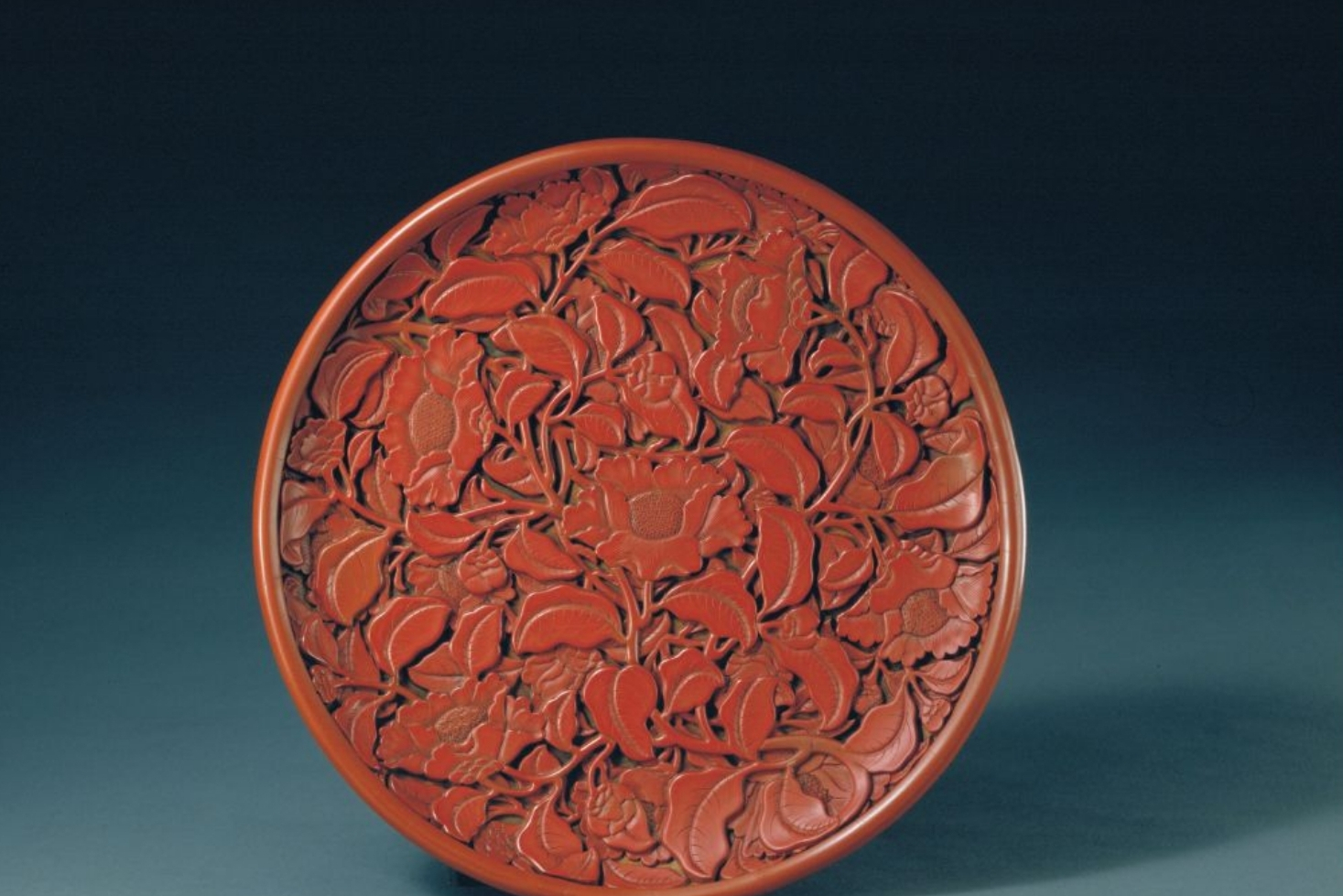 p>剔红茶花圆盘是明朝永乐时期的漆器,收藏于故宫博物院. /p>