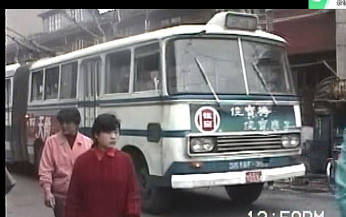 data-lemmaid="127743">上海市中心的一条无轨电车线路,开通于