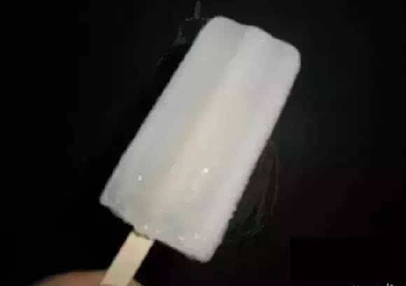 上海盐水冰棒是以淀粉,蜂蜜,柠檬汁为主要食材,利用冰棍模具制作而成