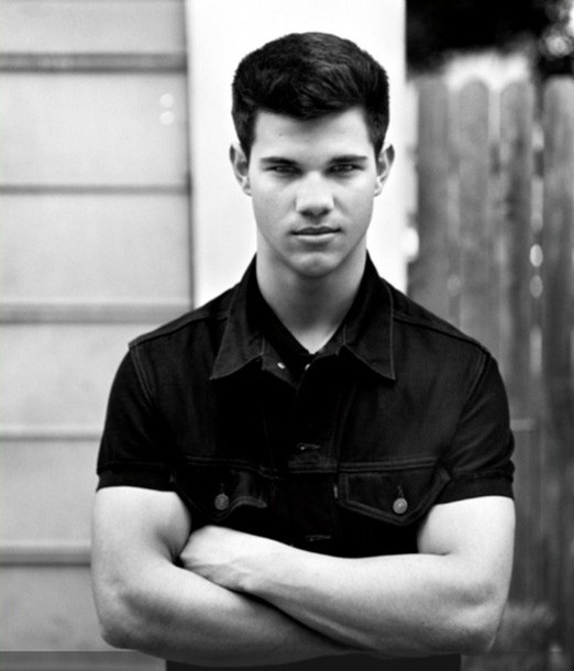  p>泰勒·洛特纳(taylor lautner),1992年2月11日出生于美国密歇根州