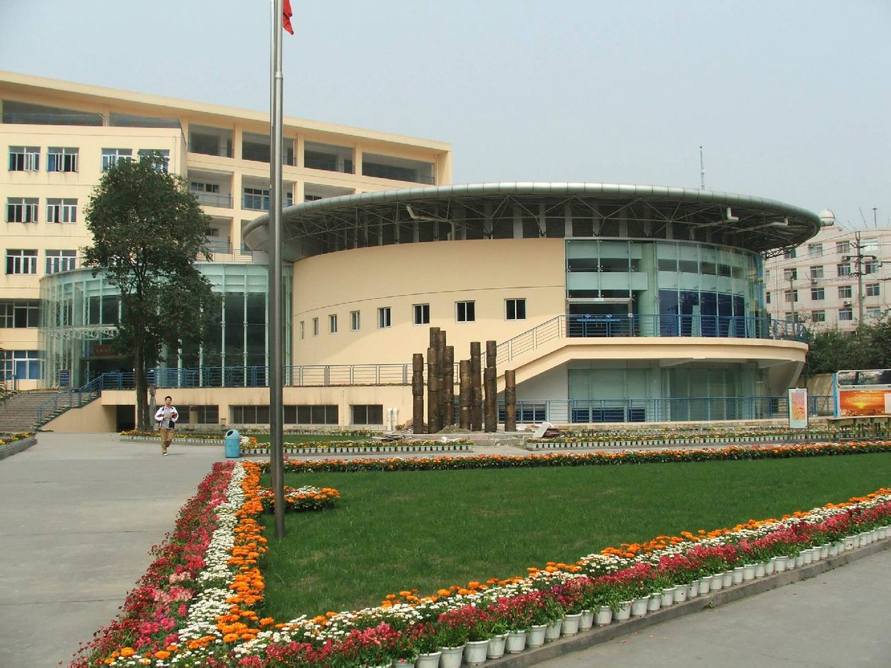 7 high school),又名成都中学,简称成都七中,是一所闻名华夏的全戎破