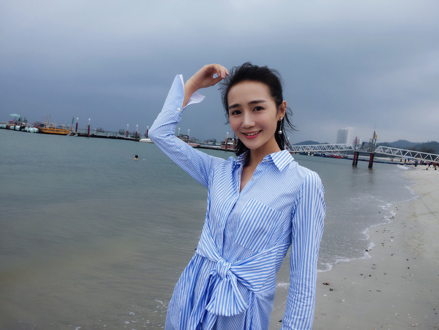 原名黄婧,出生于黑龙江省,毕业于上海戏剧学院表演系,中国内地女演员