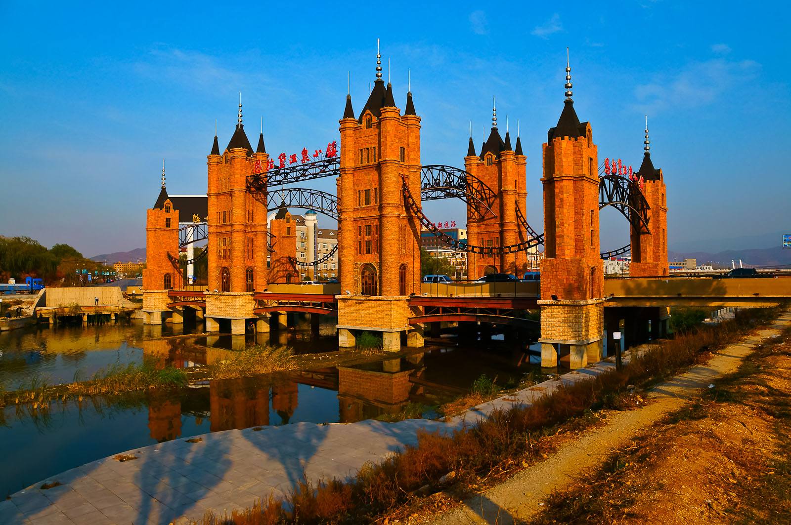  p>思拉堡温泉位于 a href="#" data-lemmaid="3002517">盖州市 /a> a