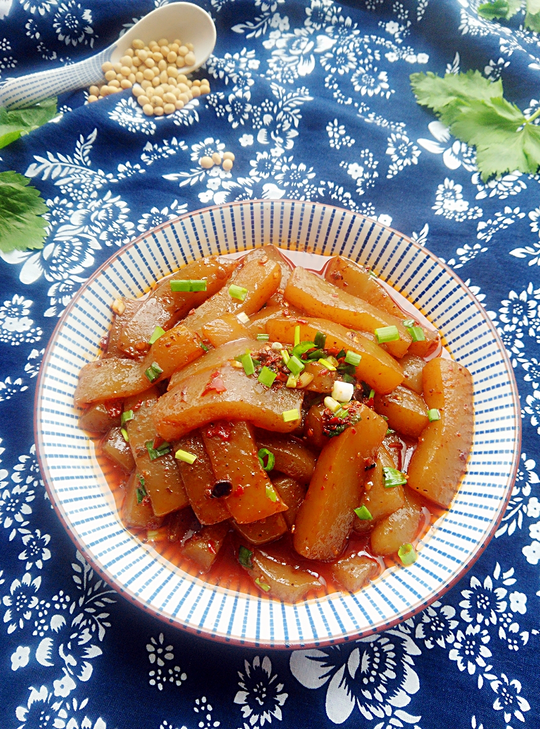  p>麻辣魔芋是由盒装魔芋,辣椒面,花椒,酱油,白糖,青红椒为原料制成的