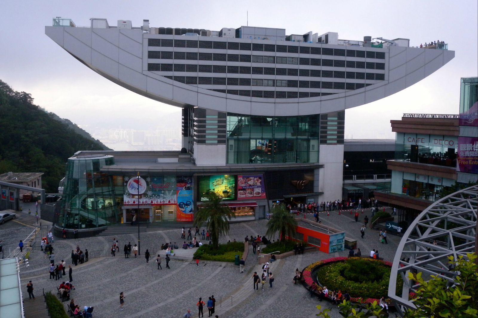  p>凌霄阁(the peak tower)是中国香港的一座特色建筑,位于 a href="