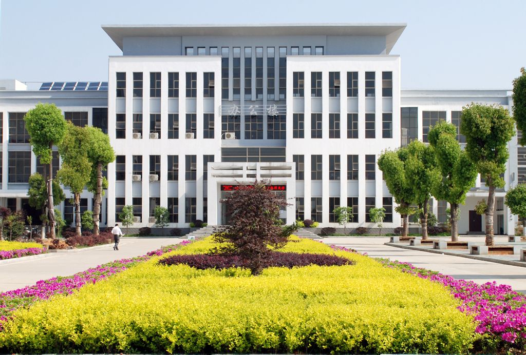 黄梅县晋梅中学是一所实行现代教育管理模式的民办学校,现任董事长