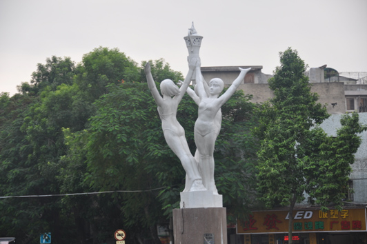  p data-id="gnbt0g8m71">汕头市三身人雕像(雕塑),原雕塑命名为"崛起