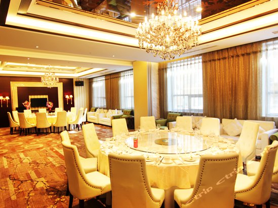  p>沈阳七宝山饭店位于 a data-lemmaid="13034">沈阳 /a>繁华商业