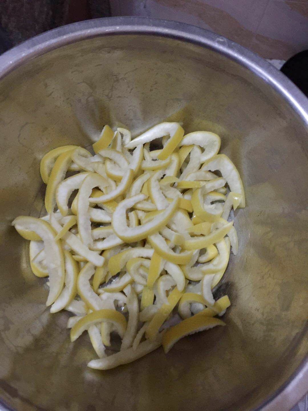  p data-id="gnwyg2rdwg">蜜饯柚子皮,是以柚子皮和白糖或冰糖为主要