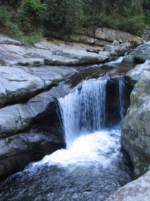  p>红坎瀑布位于 a target="_blank" href="/item/白沙黎族自治县">