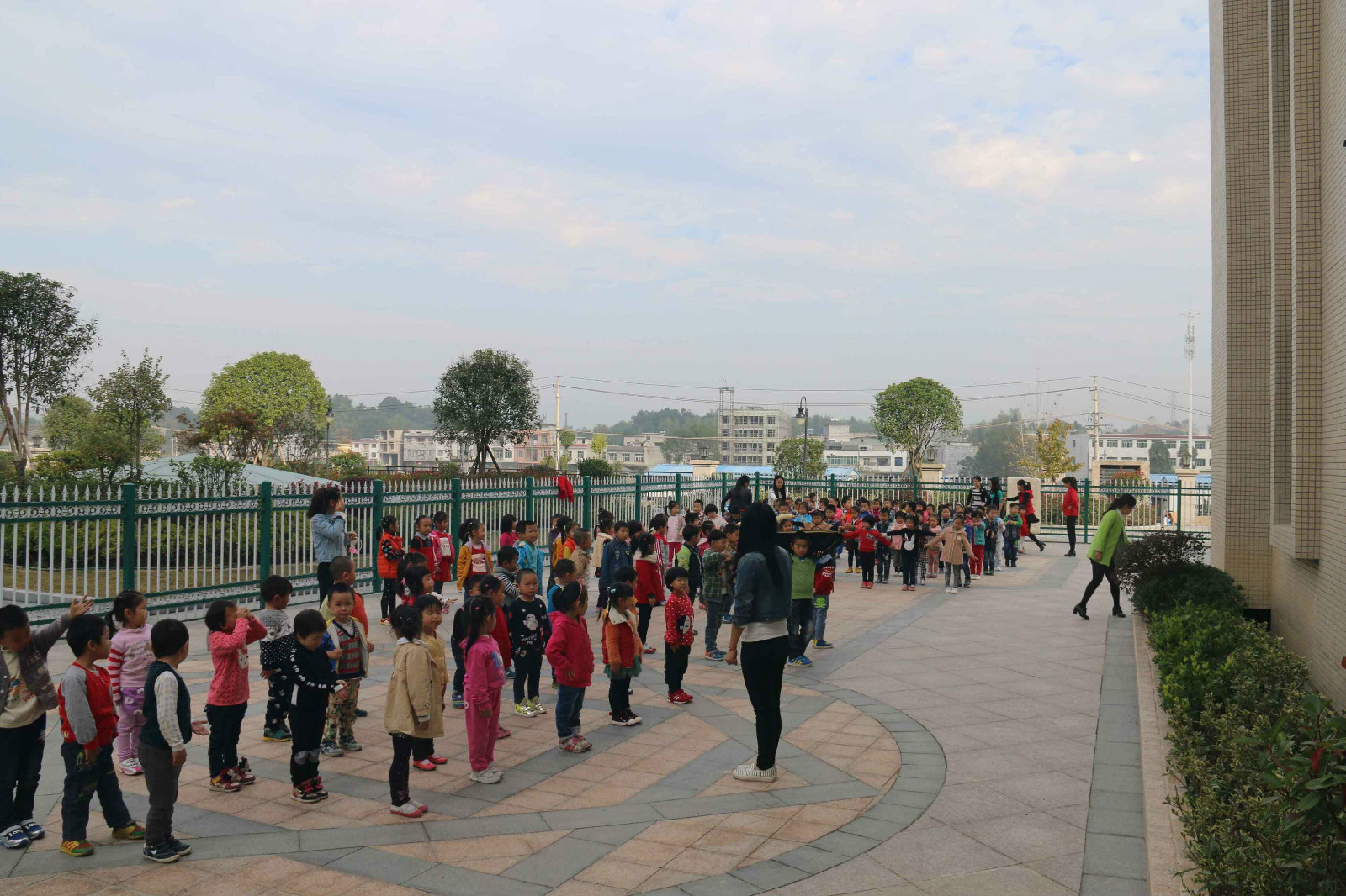 通城县滨江幼儿园地处于平安滨江苑内,占地面积有3800余平方米,<a