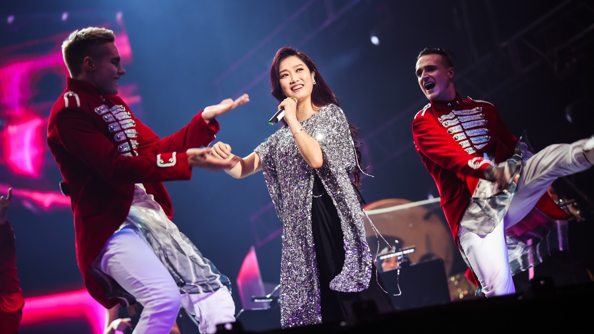  p>凤凰传奇(phoenix legend),中国内地流行乐演唱组合,成立于1998年