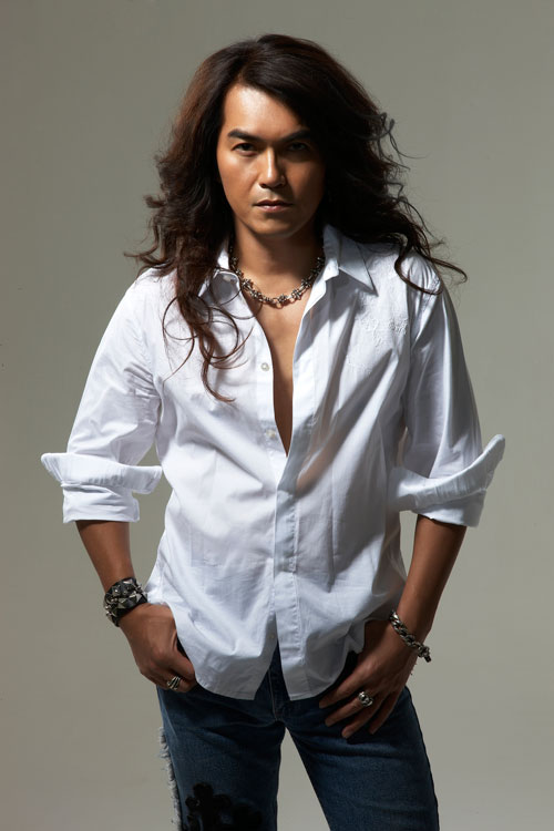 是迪克牛仔演唱的一首歌曲,由迪克牛仔填词谱曲,收录在专辑《风飞沙》